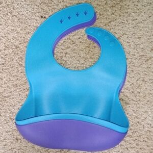 2 New Silicone Bibs